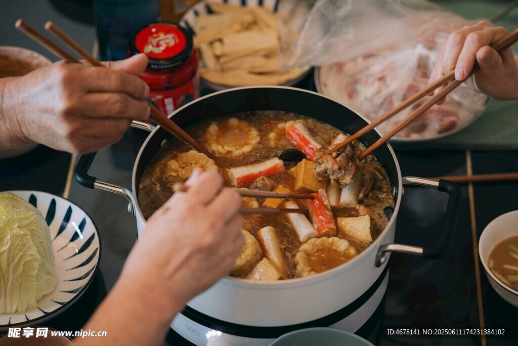多人围坐共享美味火锅