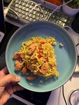 手持蓝盘美味炒饭