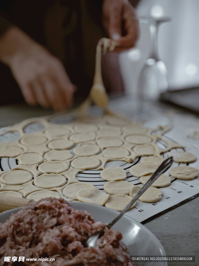 手工制作美味饺子的场景