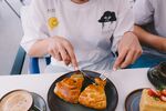 厨师展示美味烤制食物