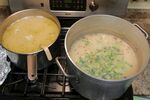 炉灶上烹饪的两锅美食