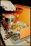 厨房烹饪场景中的手部操作