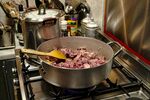 炉灶上锅中烹饪食材