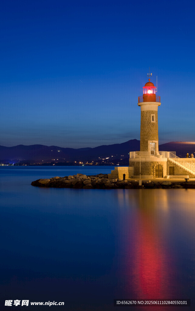 夜幕下的灯塔海景