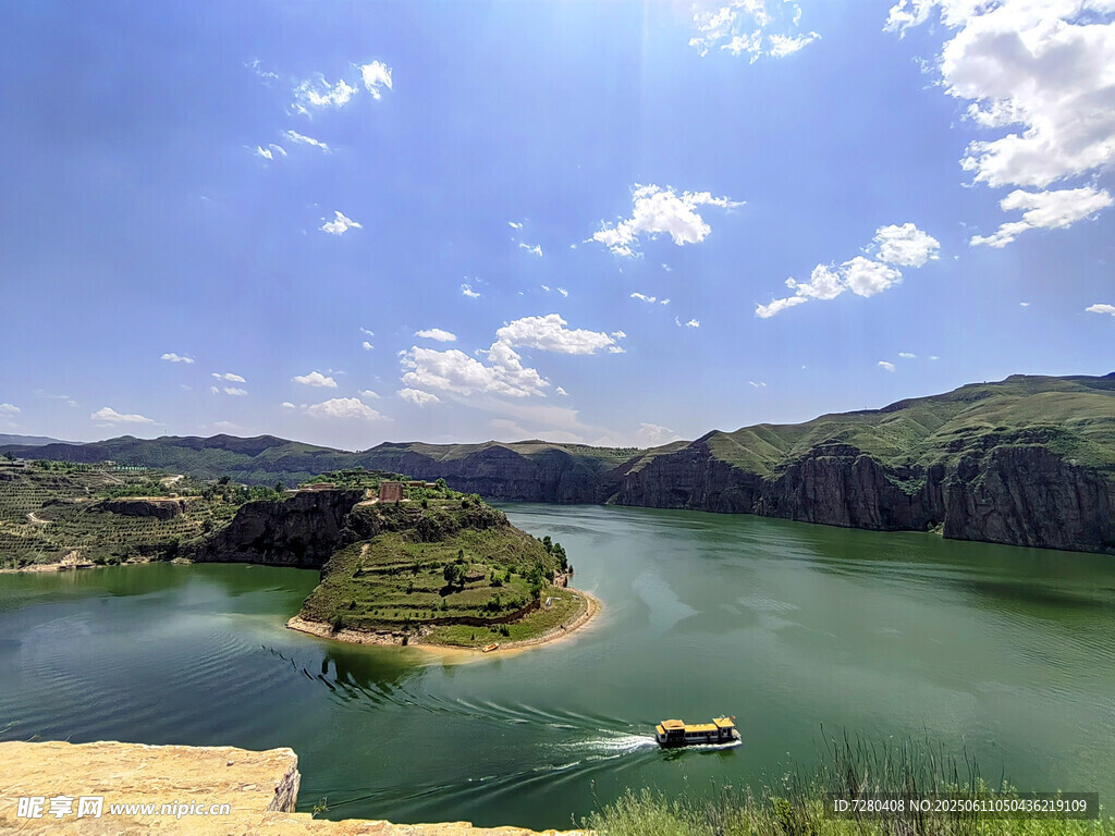 青山绿水间的宁静湖泊