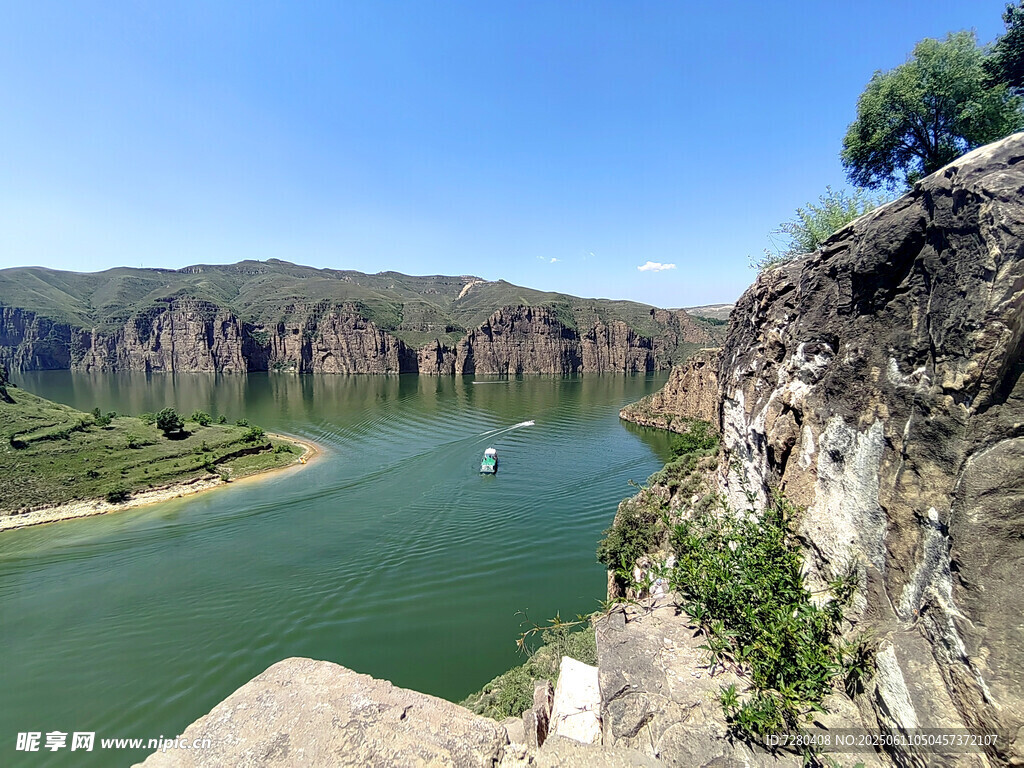 峡谷中的碧绿河流
