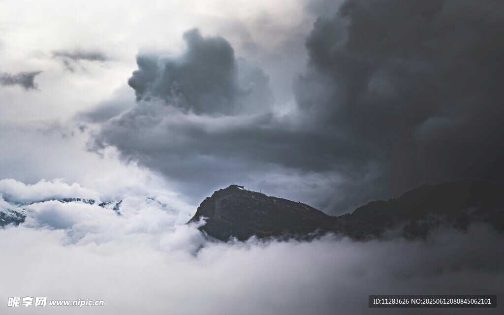 云雾缭绕中的山峦美景