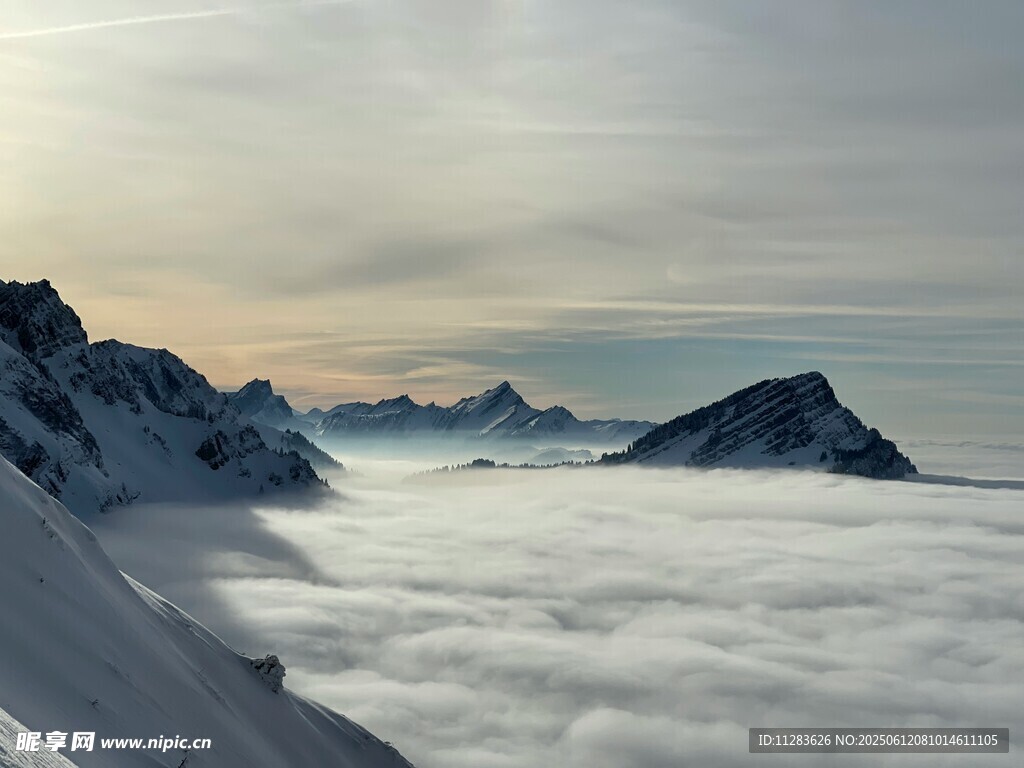 雪山云海壮丽景观