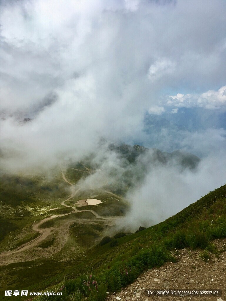山间云雾缭绕的壮美景色