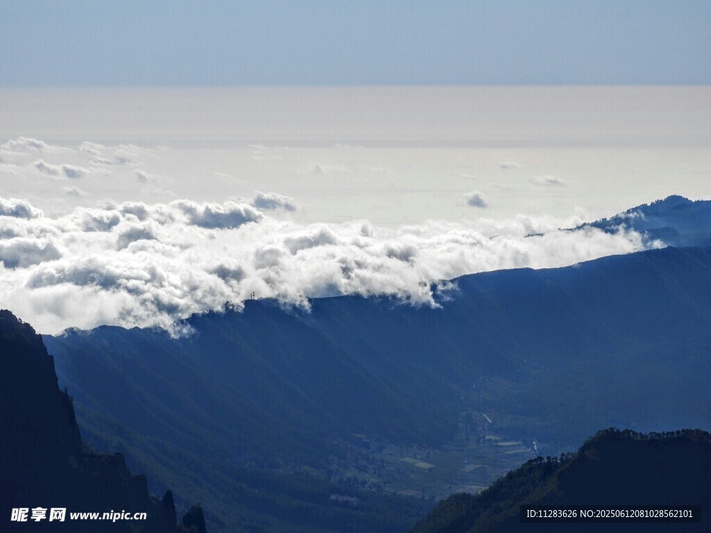 高山云海壮丽景观