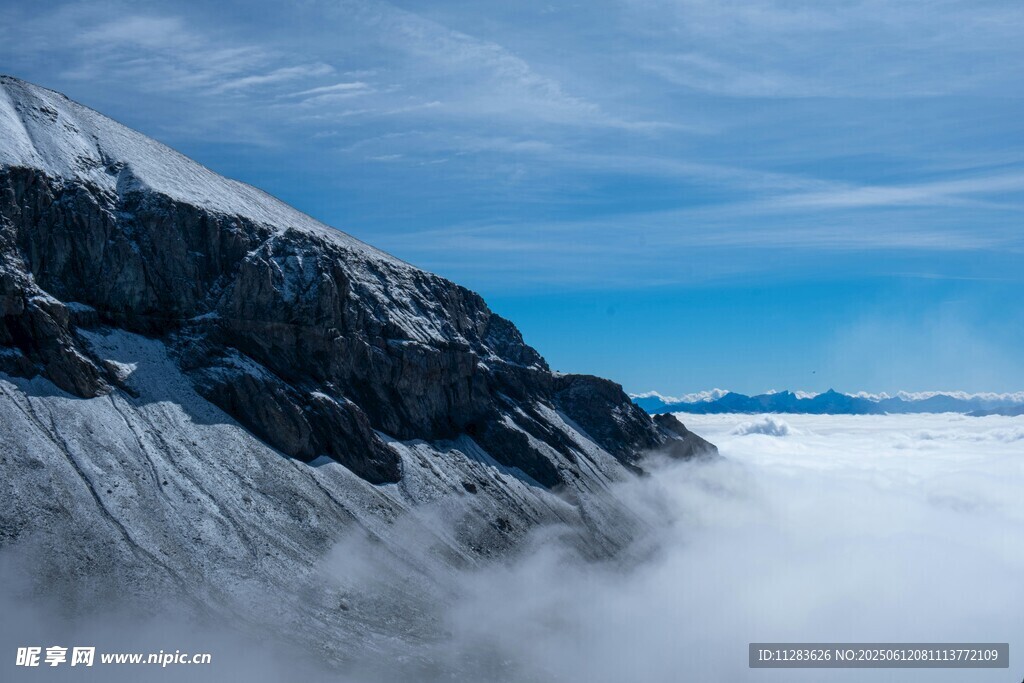 雪山云海壮丽景观