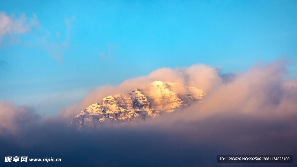 云端雪山美景