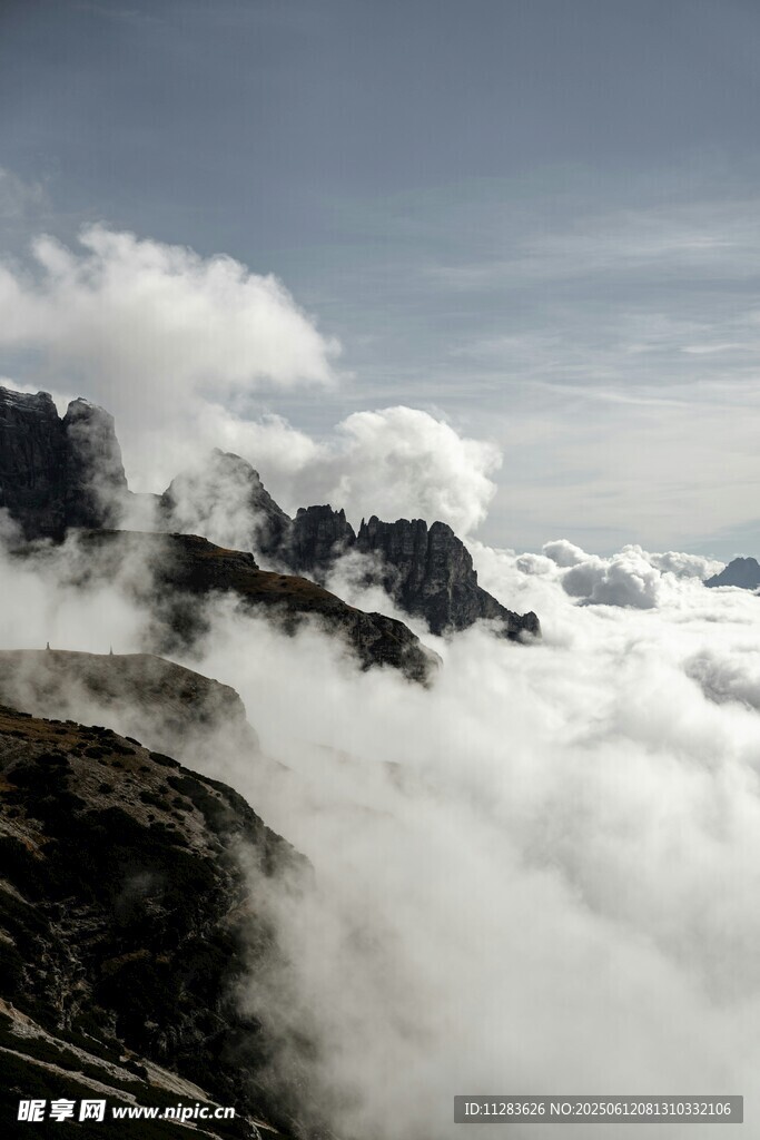 云海中的巍峨山峦