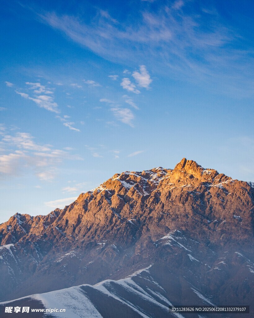 壮丽雪山日出美景