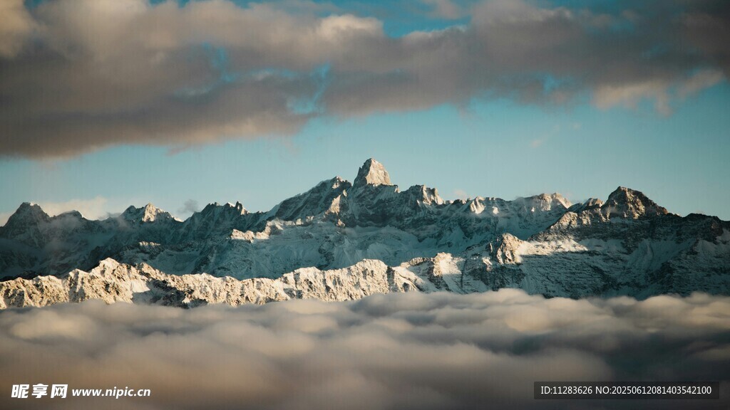 云海之上的壮丽雪山