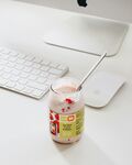 办公桌上的美味罐装饮品