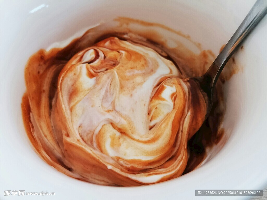 巧克力奶油搅拌在碗中
