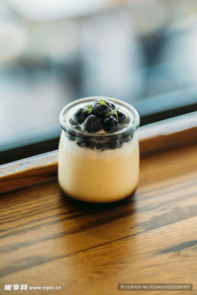玻璃杯中装着美味甜品