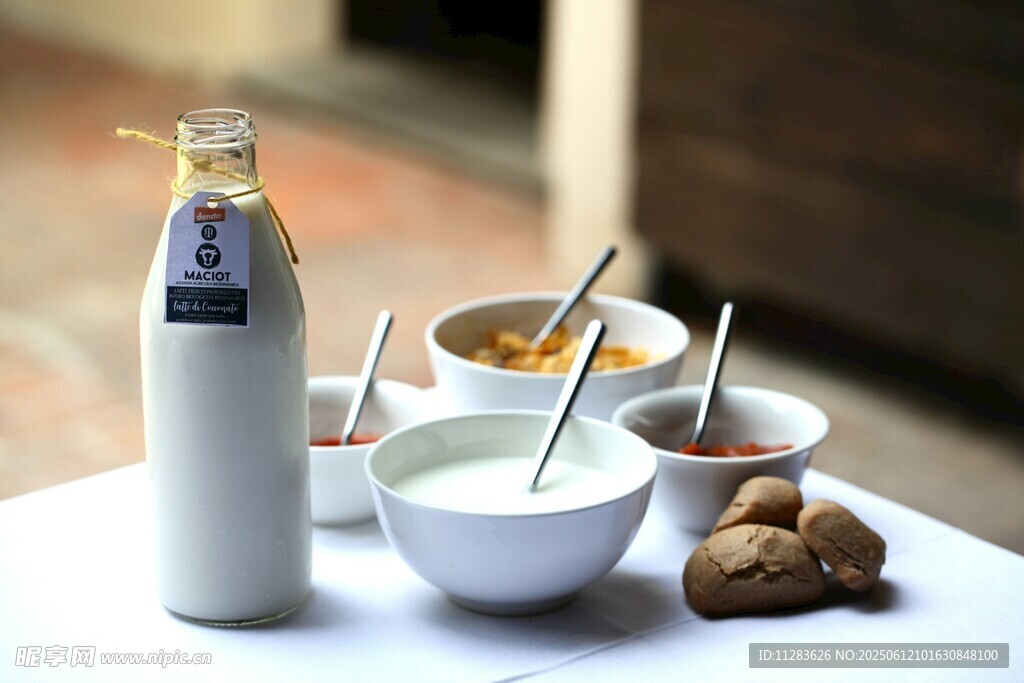 早餐桌上的牛奶与点心