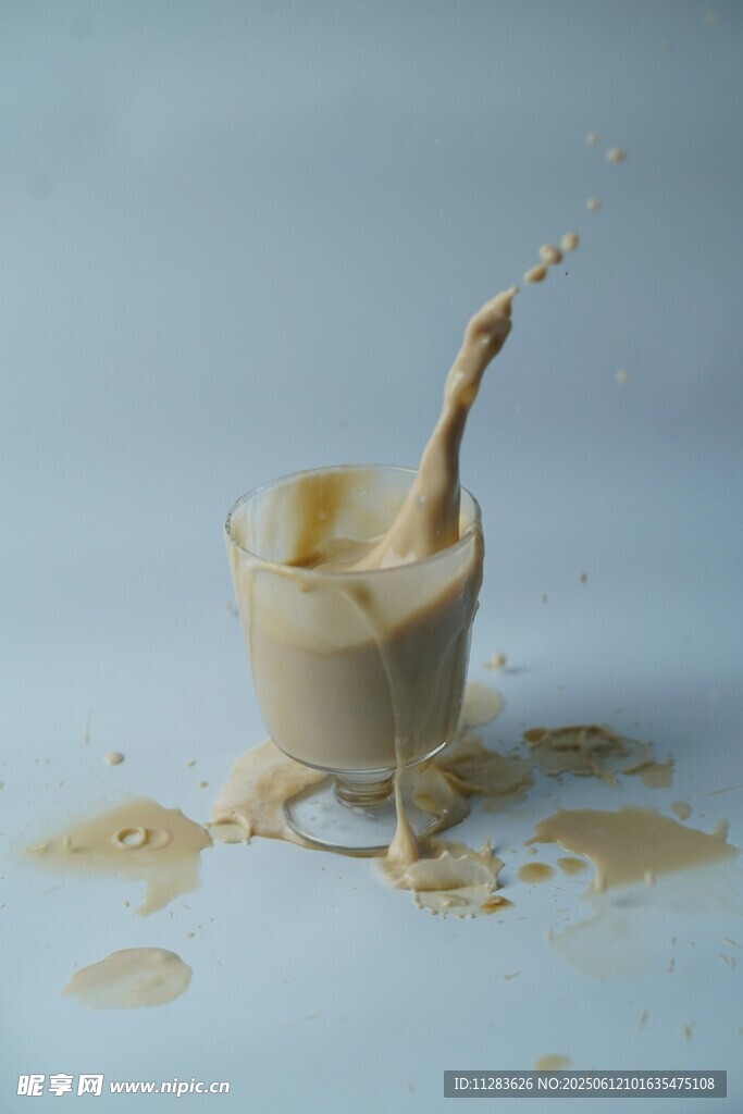 牛奶溅出玻璃杯瞬间