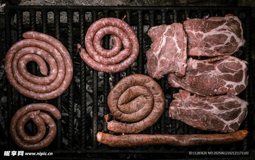 烤架上的肉类食材
