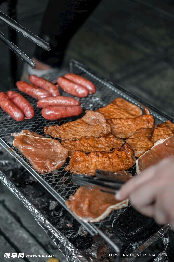 户外烧烤美味肉类烤制中