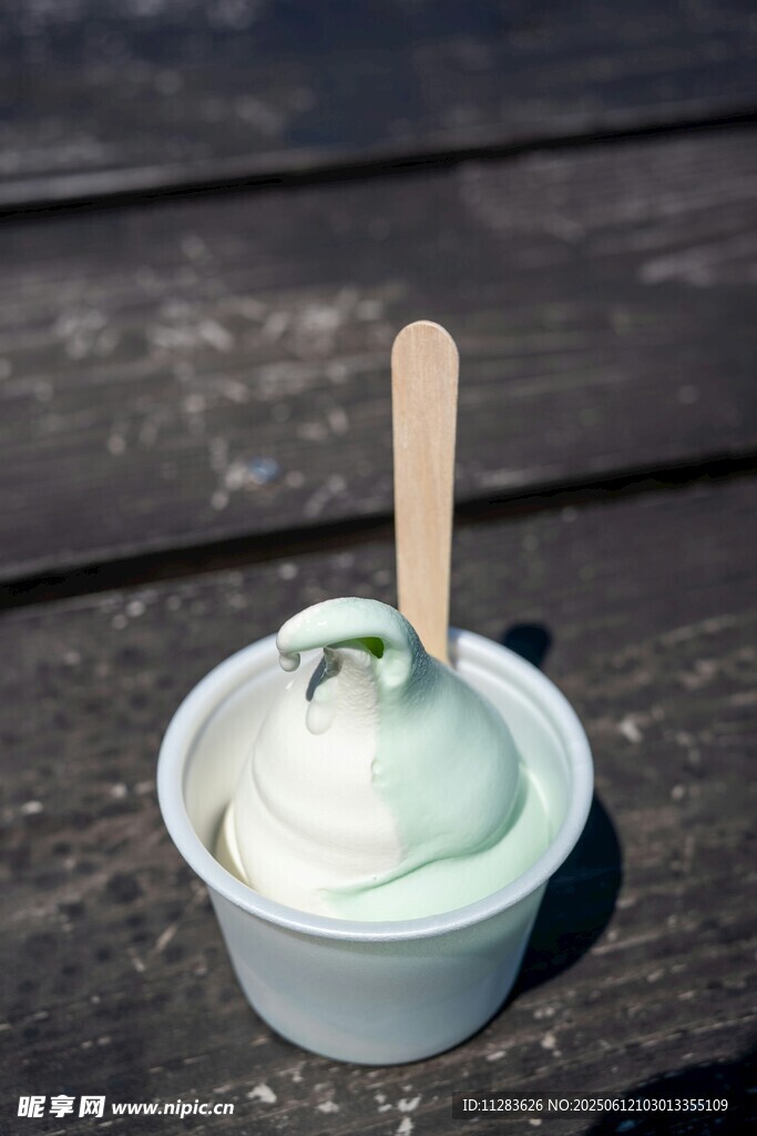 白色杯装美味冰淇淋