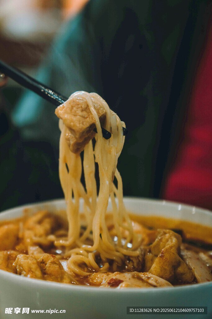 美味拉面被筷子挑起