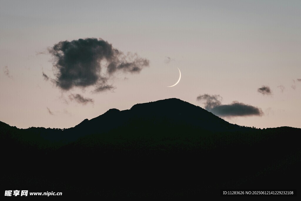 黄昏山峦与云的静谧景致