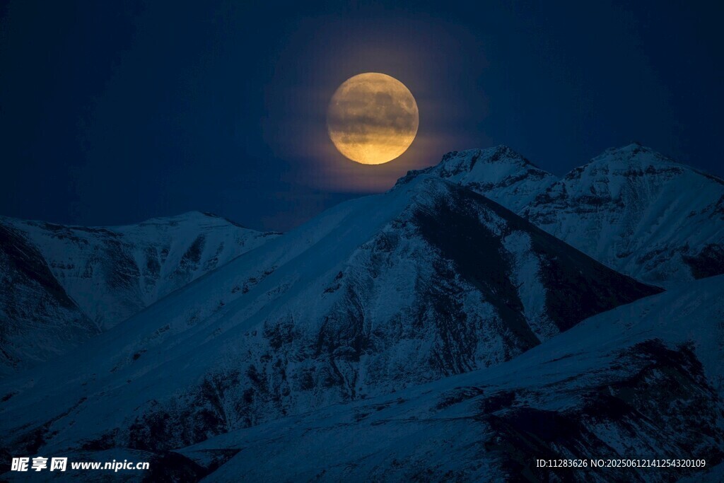 雪山月夜美景