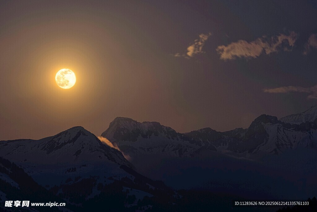 夕阳下的壮丽雪山景观