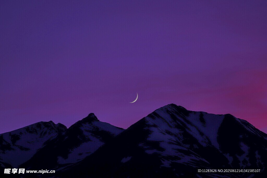 紫色夜幕下的雪山与新月
