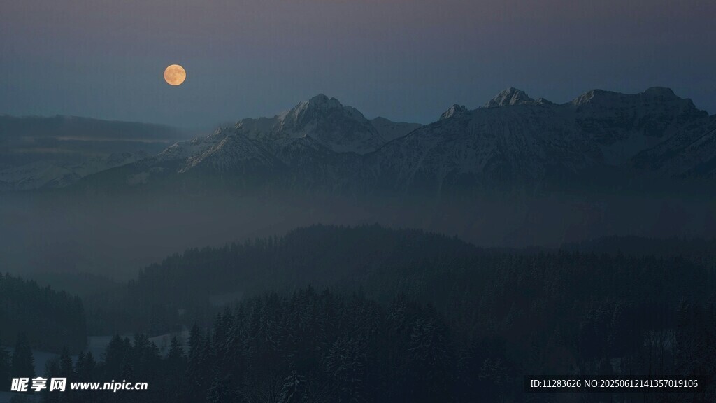 夜幕下的山景与高悬明月