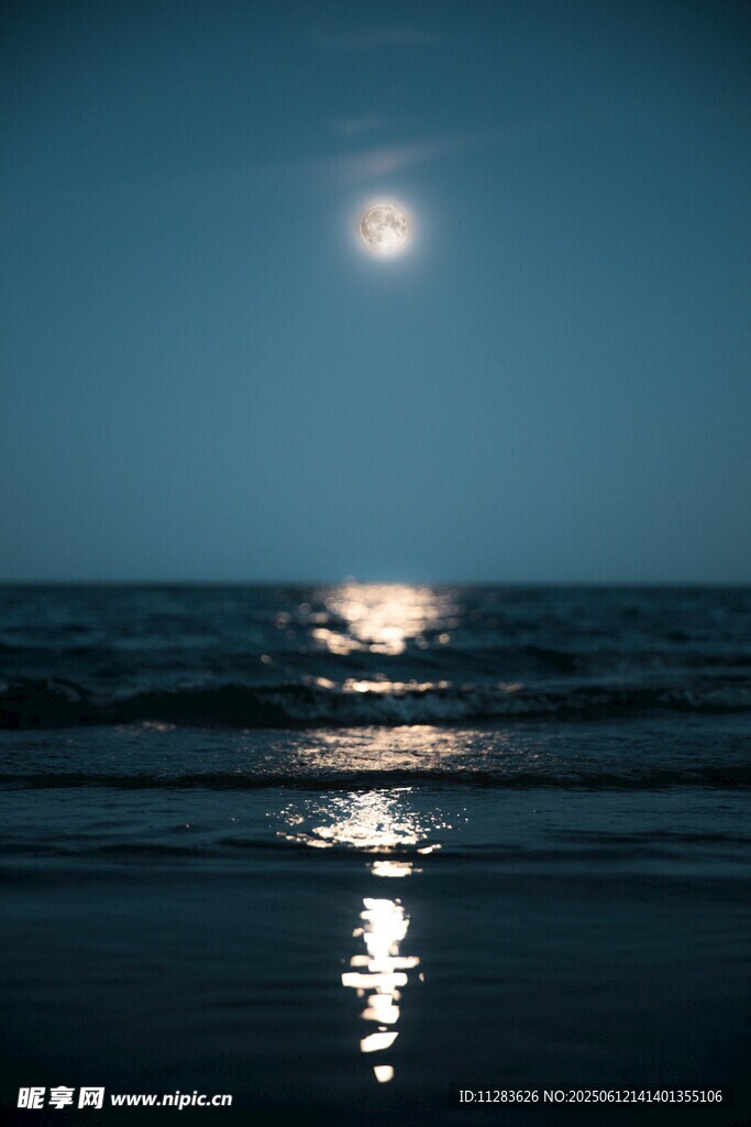 月夜下的静谧海面