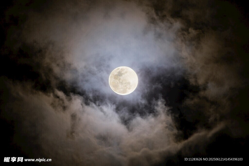 夜空中的朦胧明月