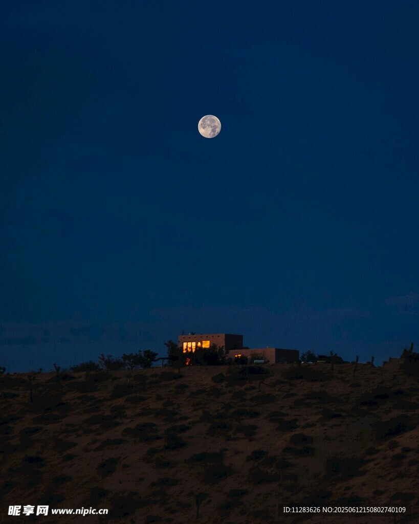 月夜下的山间小屋