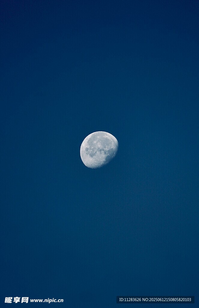 夜空中的孤月