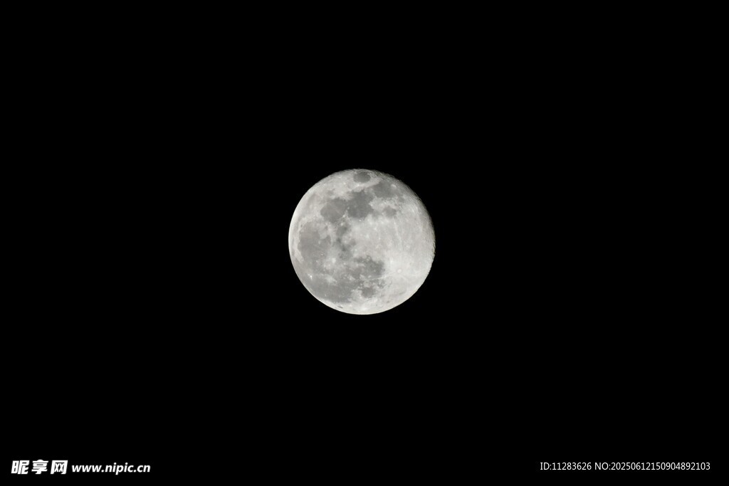 夜空中的皎洁明月
