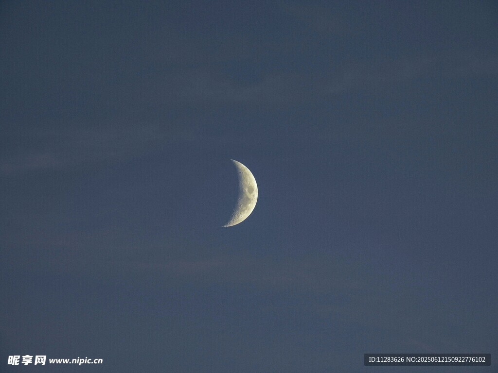 夜空中的弯弯新月