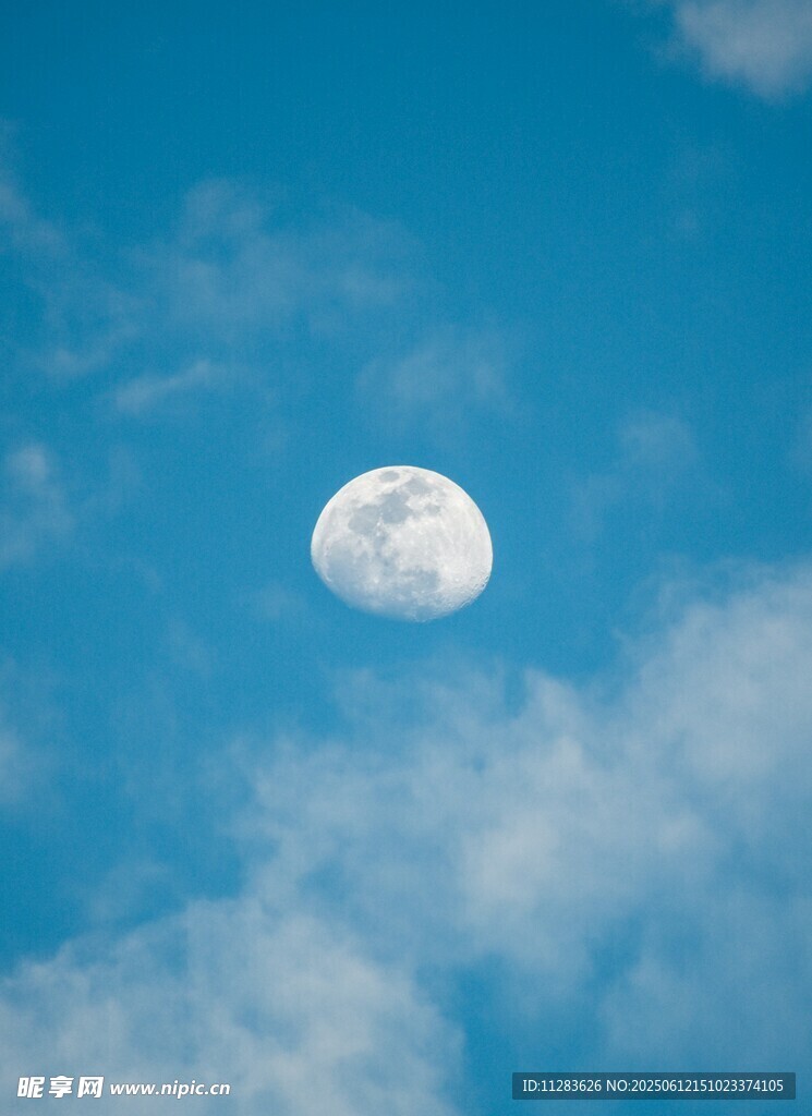 蓝天中高悬的皎洁明月