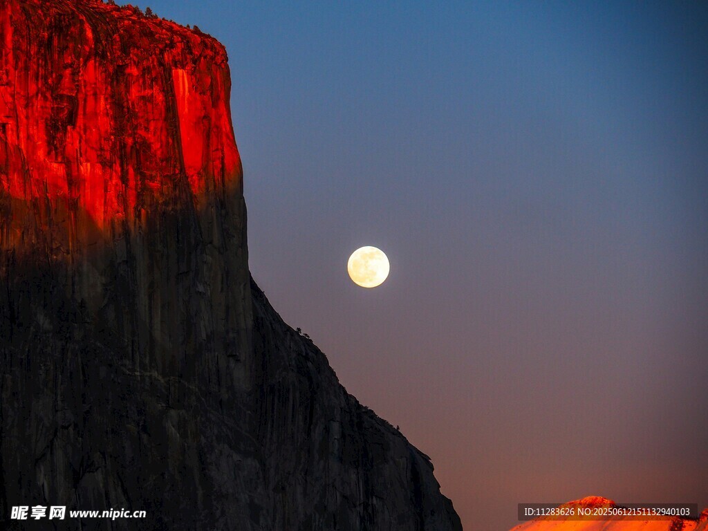 夕阳下山峰与明月美景