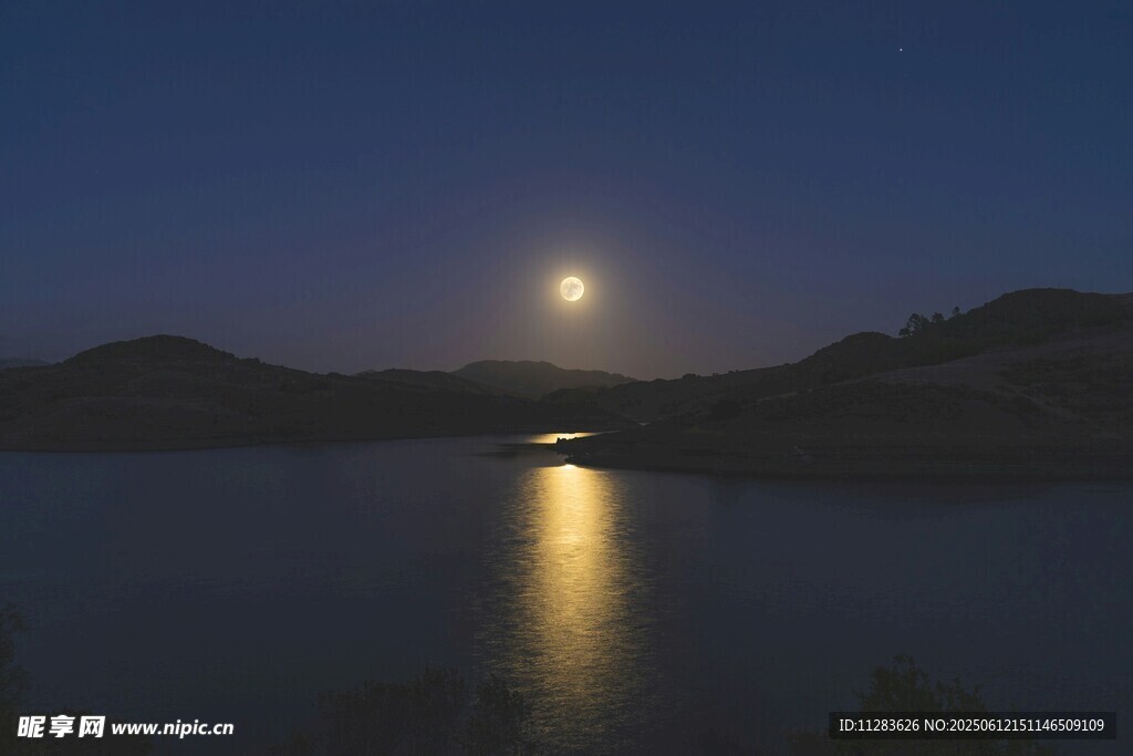 月夜湖景