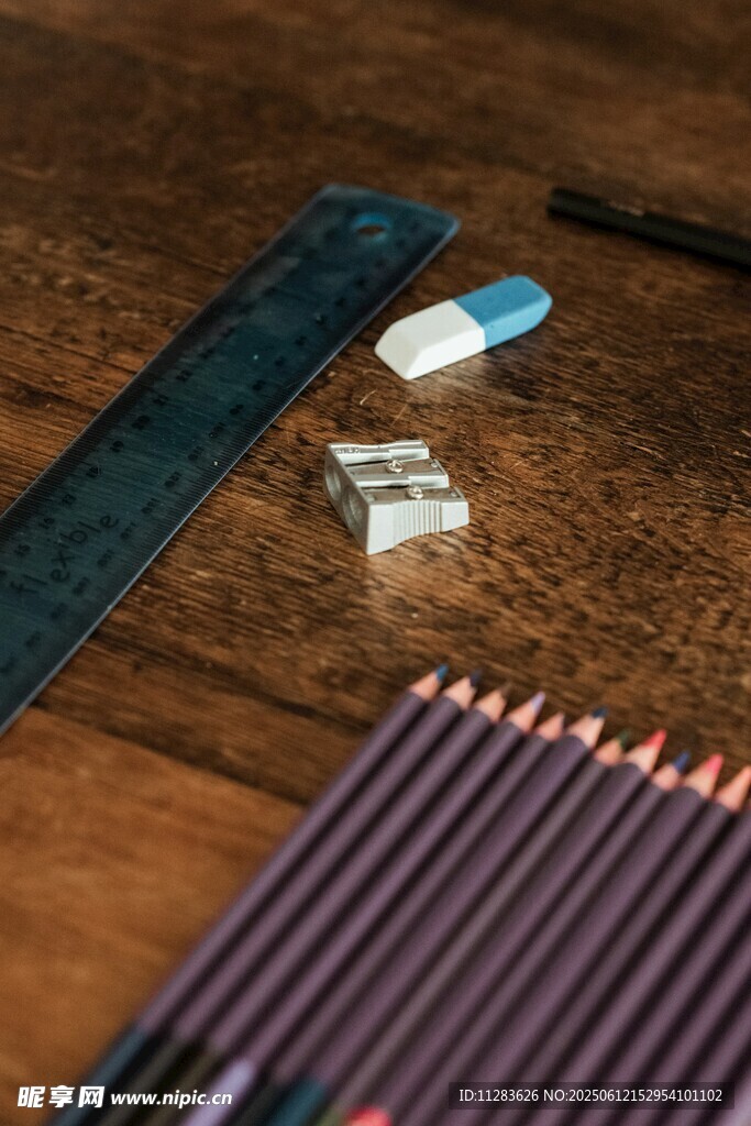 彩色铅笔及文具摆放场景