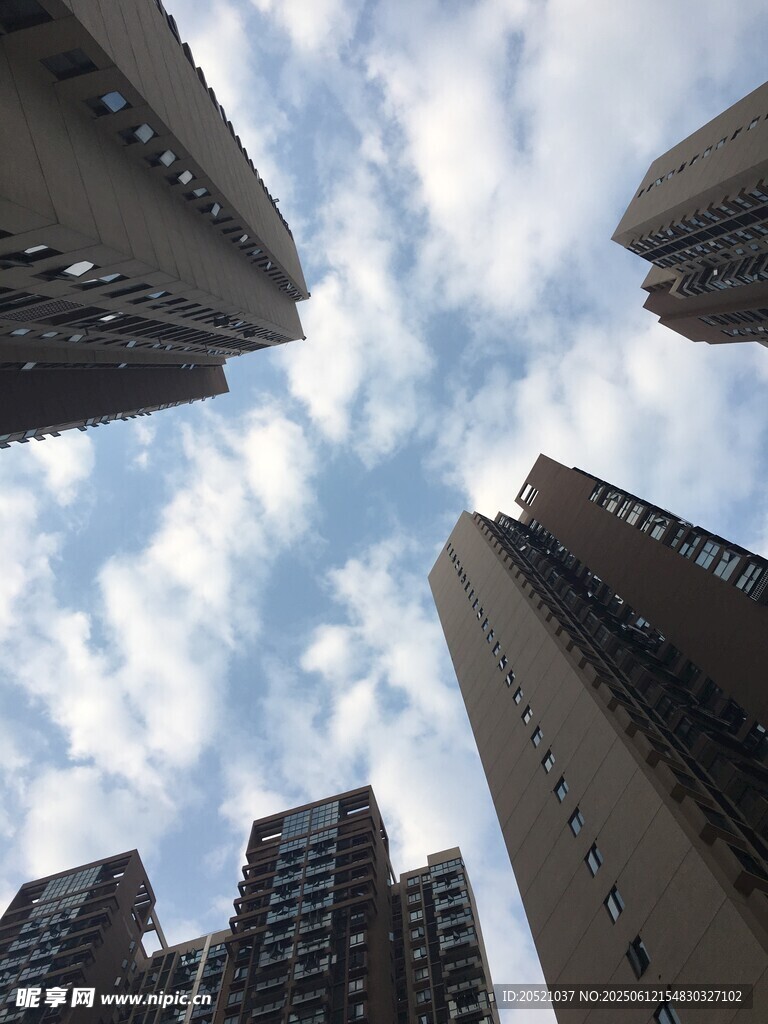 仰视城市高楼与蓝天白云