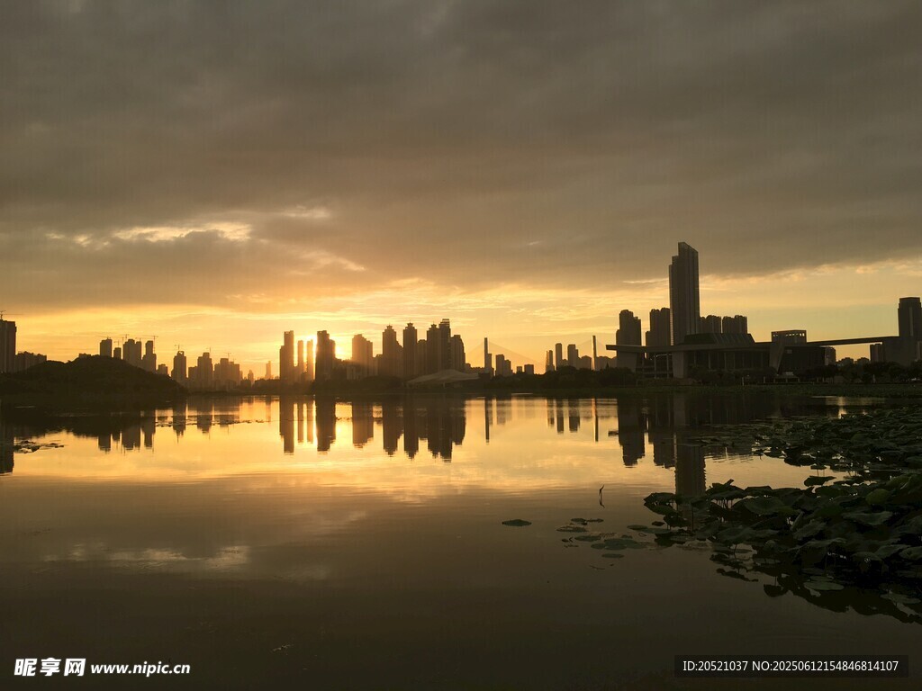 夕阳下城市与湖面的倒影