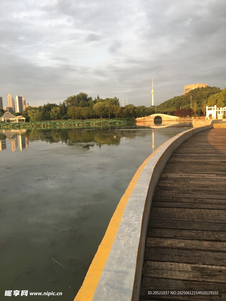湖畔木栈道风景