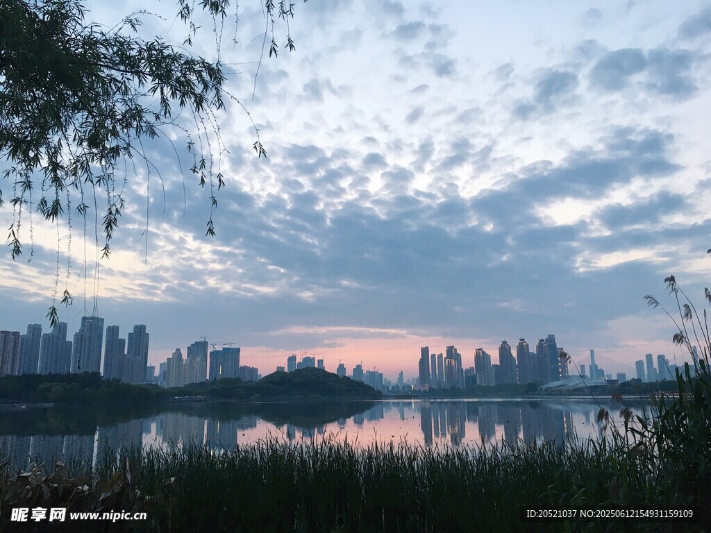 湖畔城市黄昏美景