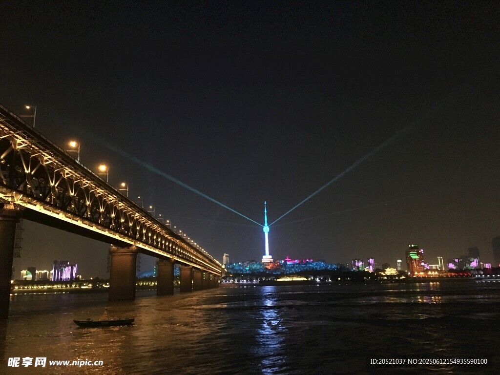武汉长江大桥夜景璀璨