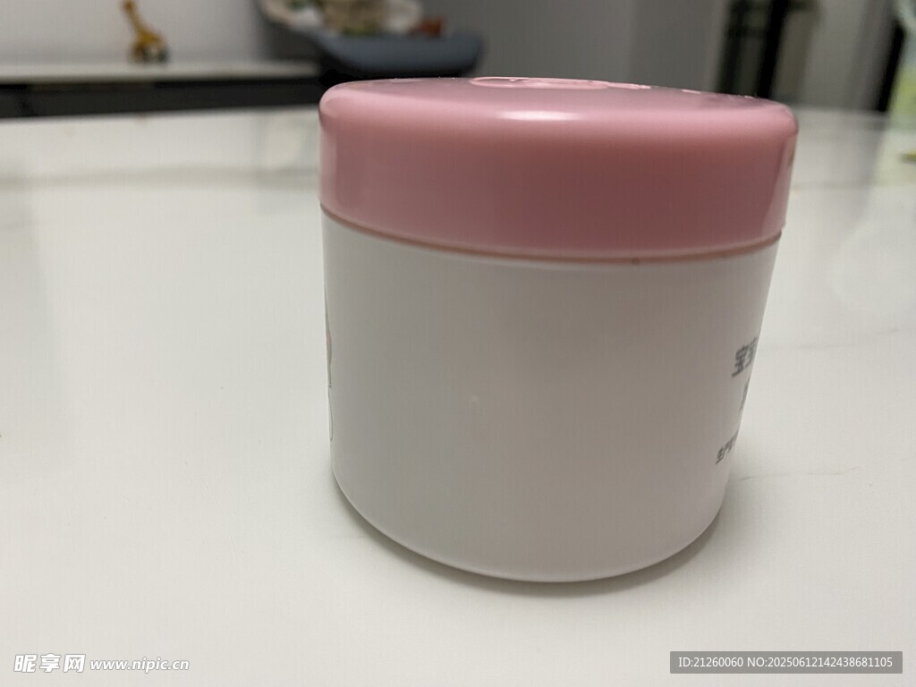 粉色盖白色容器