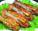 美味卤鸭翅摆于生菜上